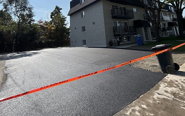 Stationnement appartement - après - Asphalte