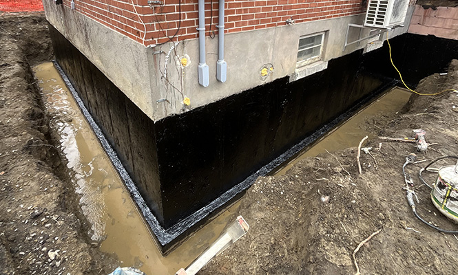 Imperméabilisation fondations béton Longueuil.